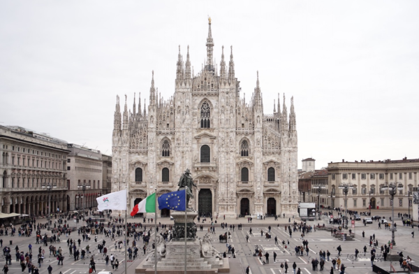 Milano Cortina 2026 – In piazza Duomo sventola la bandiera delle olimpiadi invernali