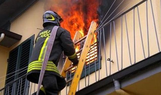 Milano – Casa va a fuoco: pompieri salvano la vita a una donna e al suo cane