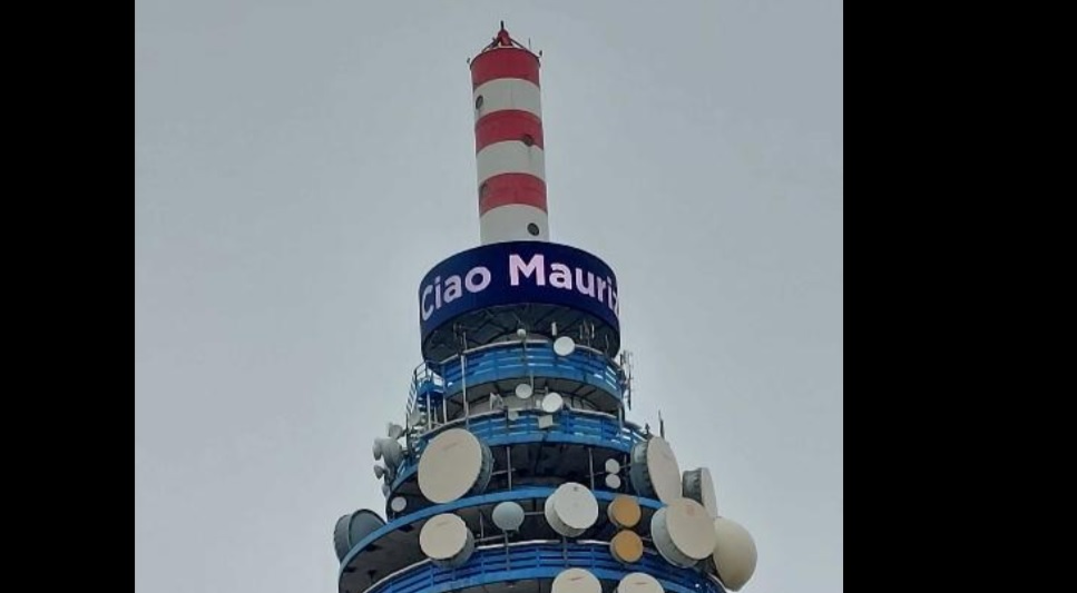 Milano – “Ciao Maurizio!”, maxi scritta sull’antenna: Mediaset a lutto per l’ultimo saluto a Costanzo