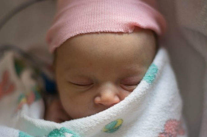 Follia a Milano – Per mesi spruzza deodorante spray sulla figlia di 16 mesi per farla ricoverare: arrestata