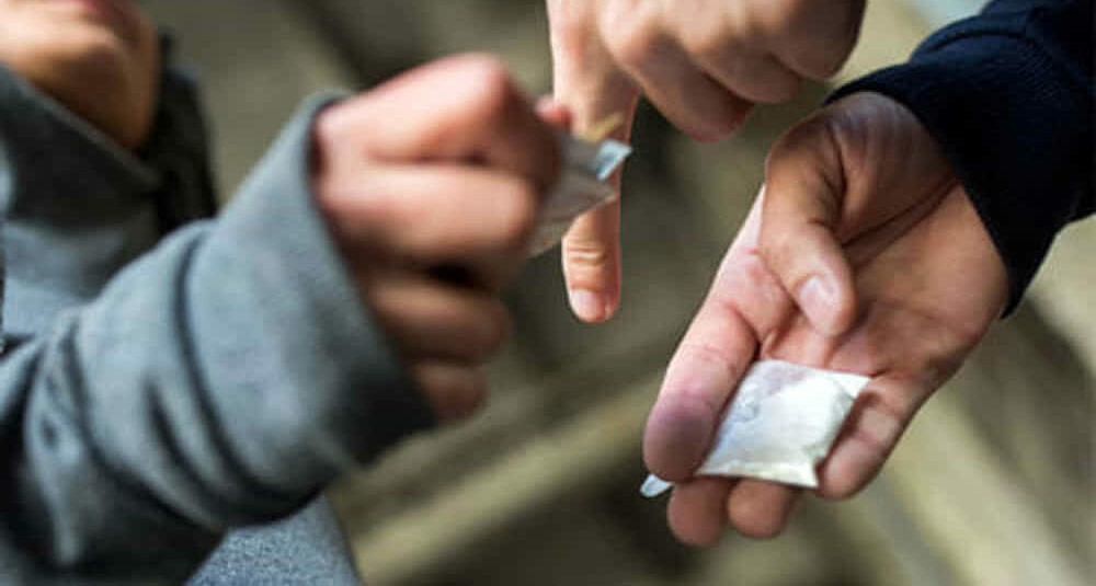 Milano – A 65 anni nasconde in casa e spaccia cocaina: arrestato