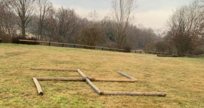 Svastica davanti al ‘Monumento al Deportato’ al parco Nord di Milano – Provocazione Nazi-fascista