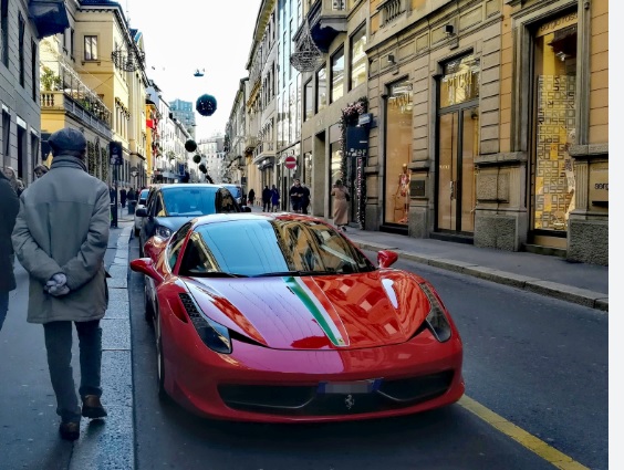 Milano – Derubata in via Montenapoleone. Colpo da 30 mila euro