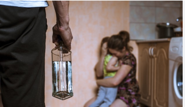 Milano – I suoi figli piccoli fanno rumore durante Inter-Porto e lui li picchia: denunciato dalla moglie