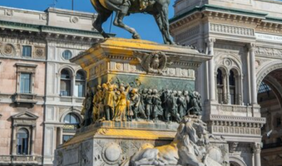 Milano – Imbrattata statua di piazza del Duomo dagli ambientalisti: lanciata vernice