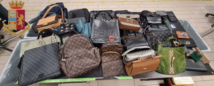 Milano – Scoperto un vero e proprio bazar di merce rubata in una casa popolare: 80 borse, decine di pc, bottino da 50mila euro