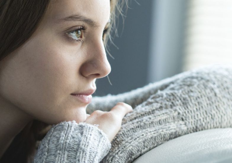 Donne che pensano troppo: “Rimuginare non aiuta a trovare soluzioni”. I consigli di una famosa psicologa americana