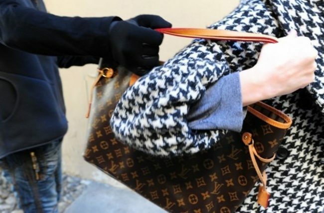 Milano – Siriano ruba a raffica le borse a signore e ragazze, nel centro città. Arrestato