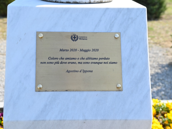 Milano – Cimitero Maggiore: posata una corona di fiori in ricordo delle vittime dell’epidemia da coronavirus