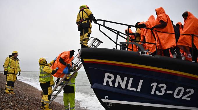 Gran Bretagna, pugno durissimo contro i migranti illegali: “Banditi a vita e ritorno immediato in Ruanda”