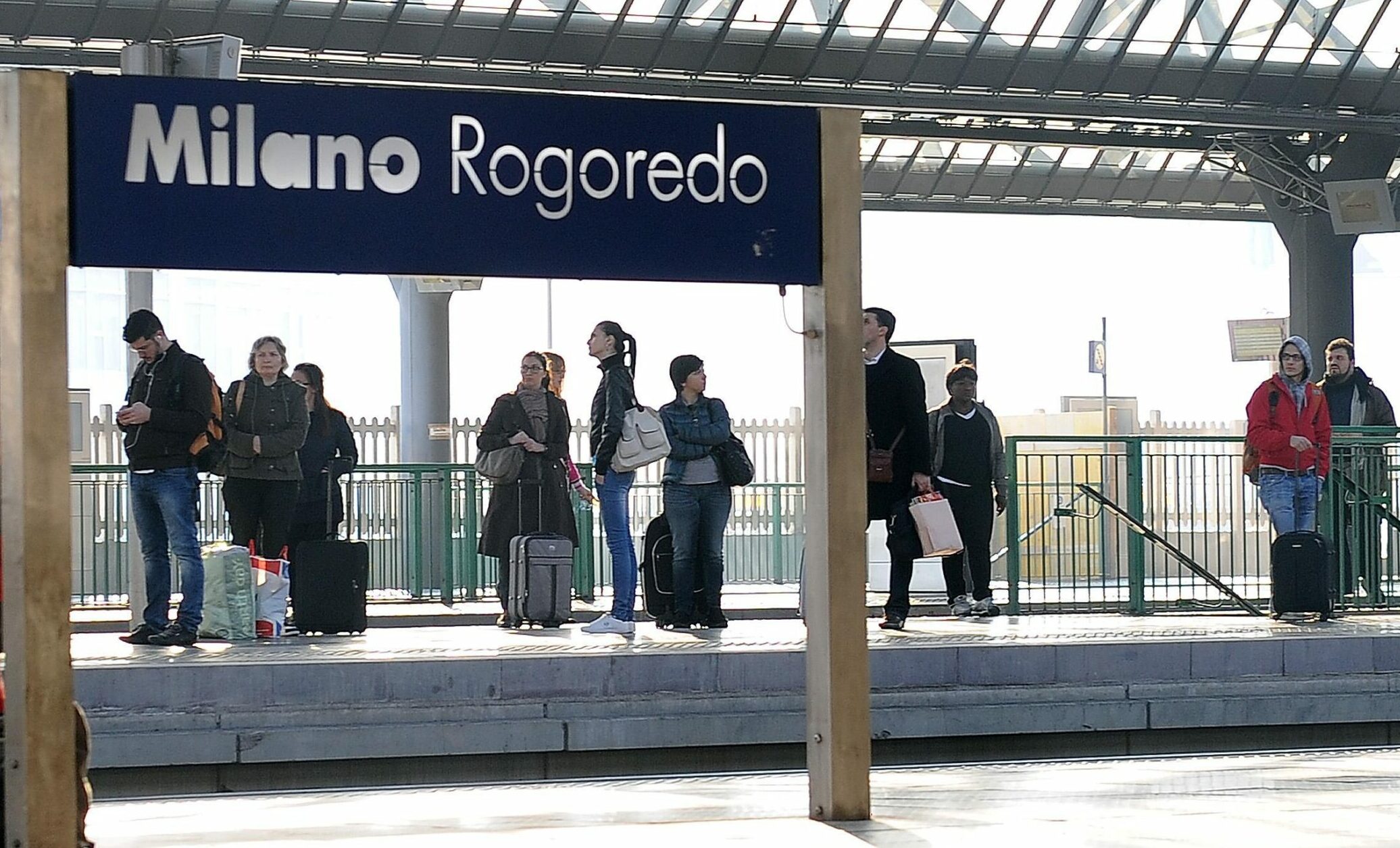 Milano – Drammatico incidente: uomo investito da un treno a Rogoredo. Treni in tilt e numerosi ritardi