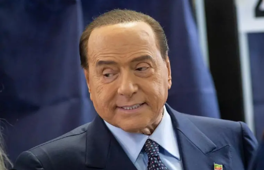 Berlusconi: “Infezione polmonare e leucemia cronica”: ecco il bollettino dall’ospedale