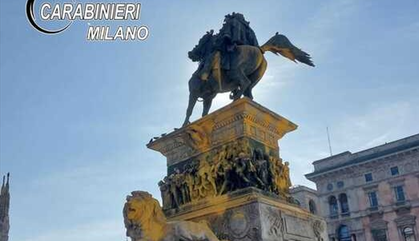 Milano – La statua in Duomo imbrattata non si pulisce: “Danno degli ambientalisti, ora servirà restauro”