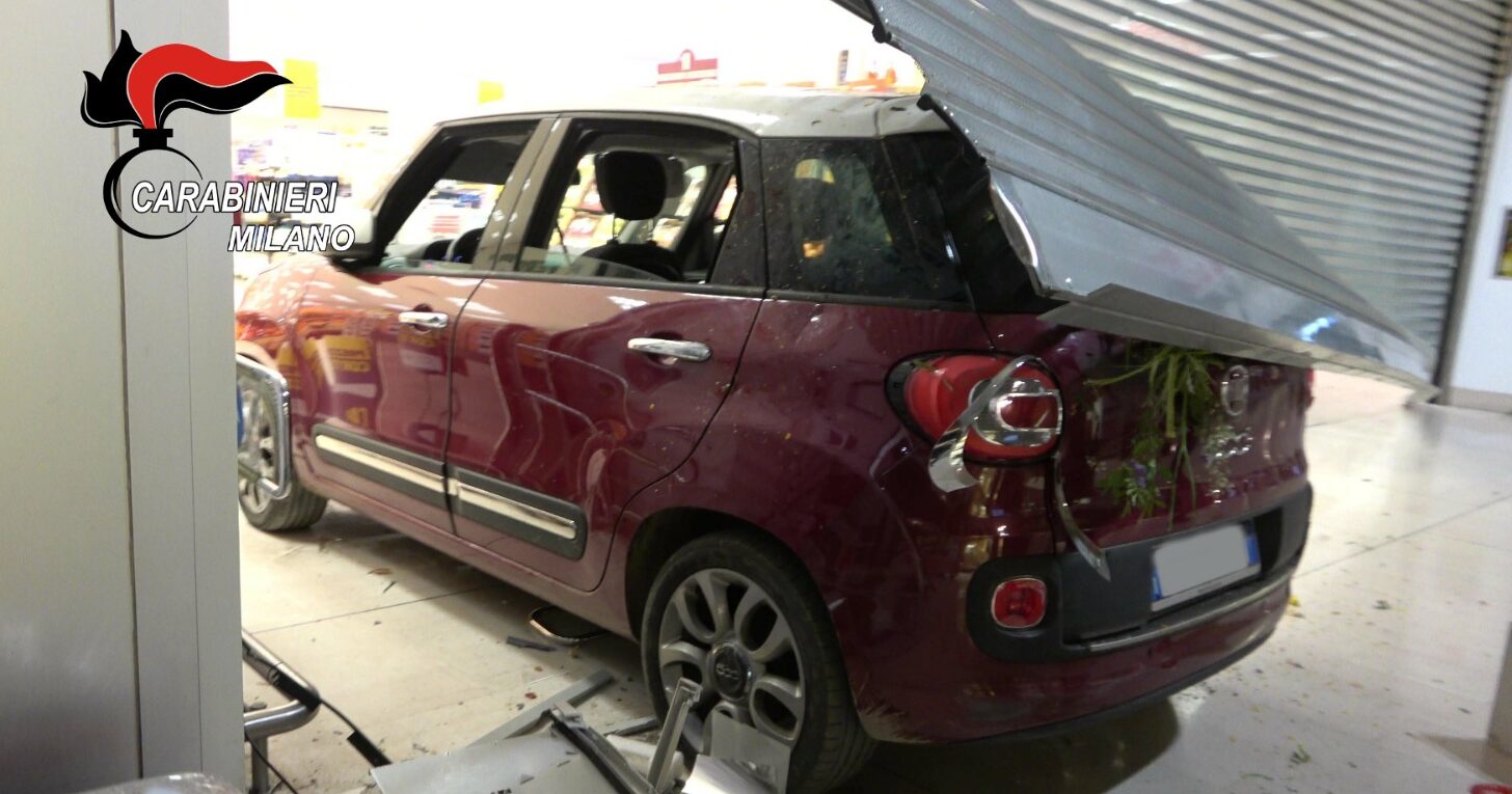 Milano – Stalker folle: usa l’auto come ariete per entrare in casa della ex. Arrestato