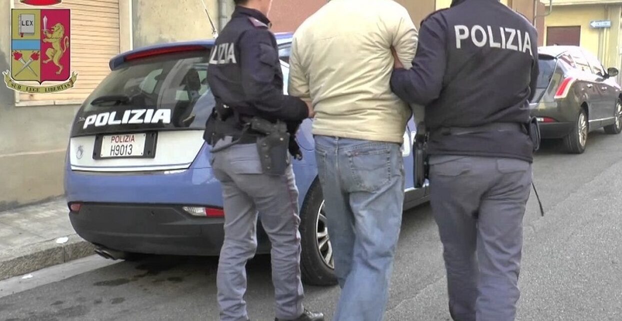 Milano – Passanti accerchiano borseggiatore. Lo bloccano e lo fanno arrestare