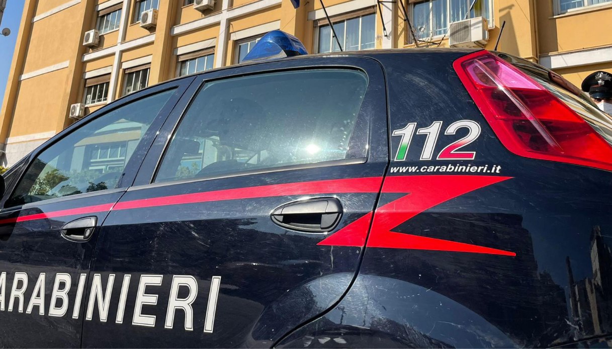Milano – Paura fuori da scuola: incappucciato tenta di rapire due bambine. Bloccato dai genitori