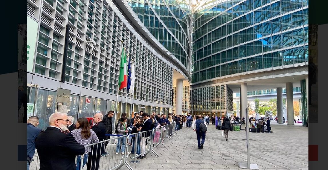 Milano – Code per ammirare la ‘Design Week ‘ dal tetto più alto della città: “Grandissimo successo, e l’evento continua” INFO
