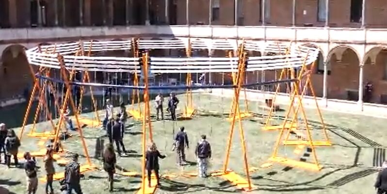 Milano – Alla Design Week l’altalena di Amazon e Boeri: “Si può dondolare tra i canti di 40 specie di uccelli”