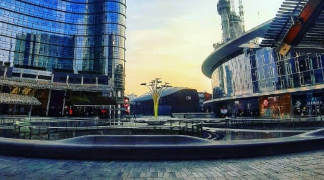 Milano – Due rapine nella notte in piazza Gae Aulenti: vittime accerchiate e rapinate