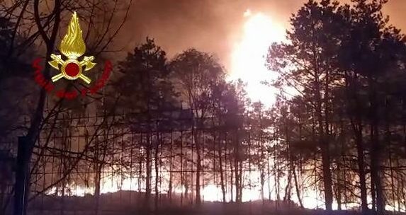 Spaventoso incendio nel Milanese – Brucia un bosco “Situazione gravissima”