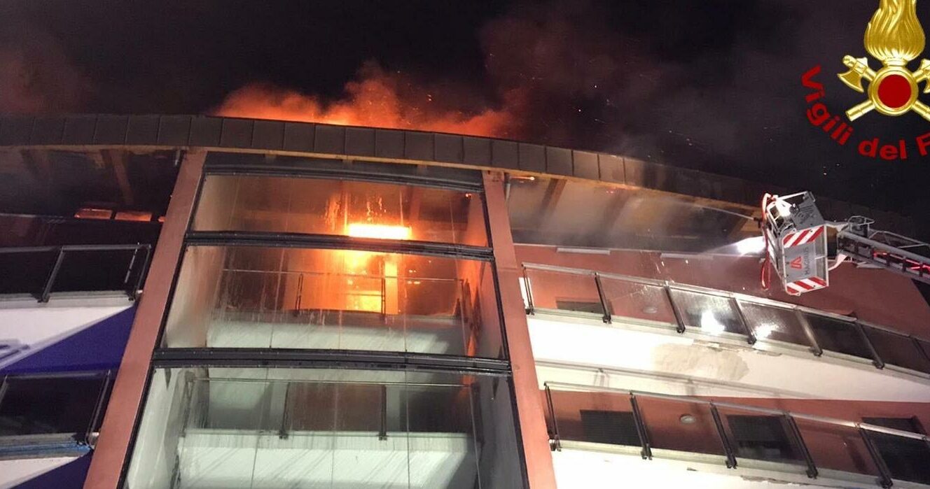 Paura a Milano – A fuoco tetto di un palazzo di 5 piani: tutti gli inquilini evacuati