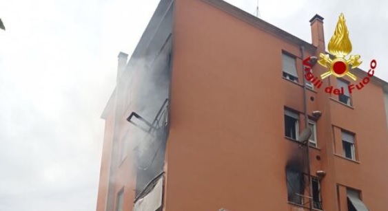 Milano – Incendio in un palazzo, in 10 finiscono all’ospedale. Tutti evacuati