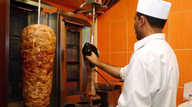 Follia a Milano – Non gli fanno caricare il telefono, sfascia un kebab di Porta Genova. Un ferito