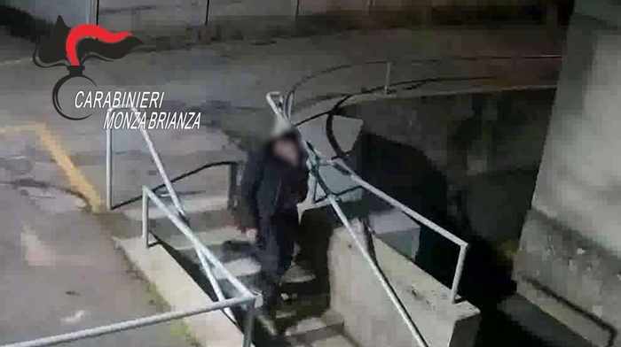 Milano – Piromane folle brucia 28 auto: inchiodato dalle telecamere mentre fugge