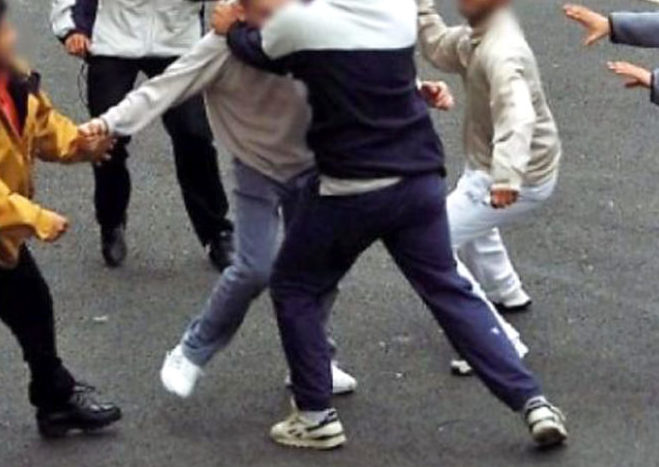 Milano – Esplode la rissa in città fra maghrebini e peruviani: colpi di bastoni e pali di ferro, 5 denunce