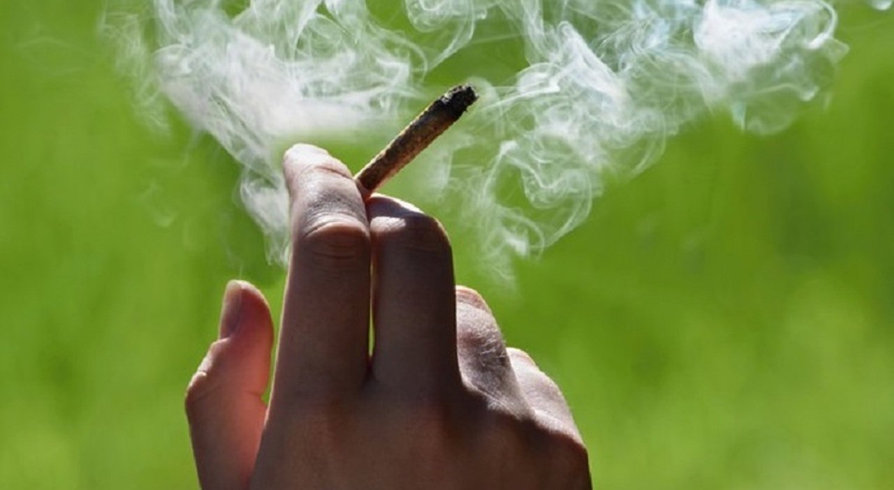 Milano – Studente sospeso da scuola per uno spinello. Il Tar lo riammette e lo risarcisce con 2mila euro