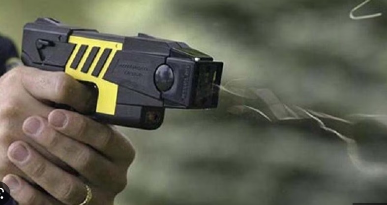 Milano – Maghrebino tenta di entrare in appartamento per rubare, poi morde al braccio un carabiniere: fermato con il taser