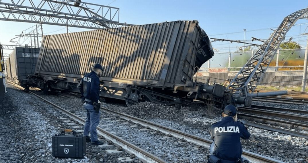 Milano – Treno deragliato, Italia spaccata in 2. Caos anche a Milano Centrale: la situazione