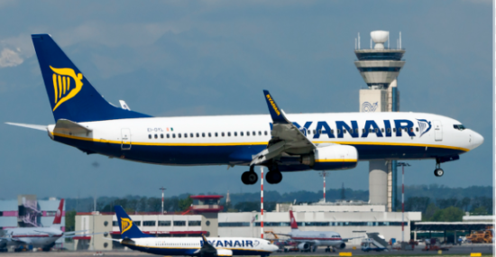 Milano – Donna non vuole spegnere il cellulare: fermato un volo Ryanair, sale anche la Polizia