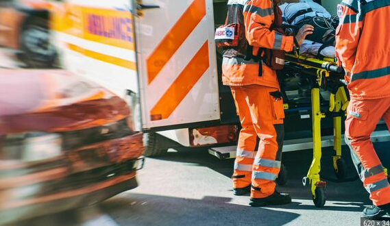 Lombardia – Tremendo incidente sul lavoro: una lamina le taglia la gola. Donna muore a 60 anni