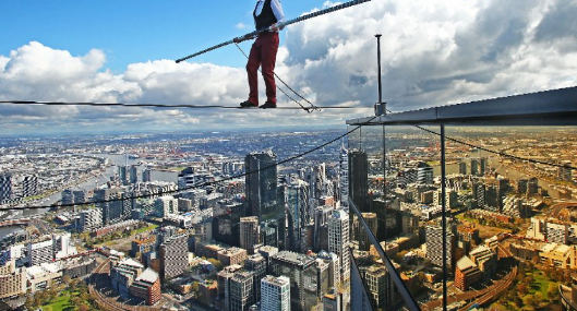 Milano – Cammineranno sul filo fra i grattacieli “Porteremo la meraviglia in città”, apre ‘Bam Circus’. L’evento