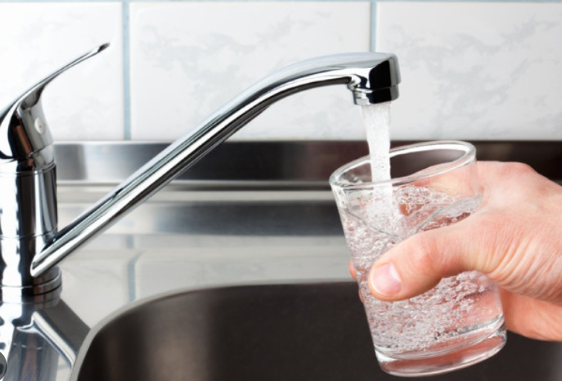 A Milano il 20% dell’acqua potabile è contaminata da Pfas: l’indagine shock