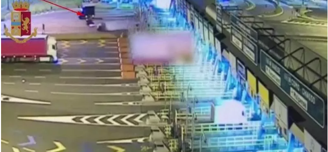 Milano- Uccise al casello dell’autostrada, arriva la perizia del killer: “Psicosi paranoide, con crisi da fine del mondo”