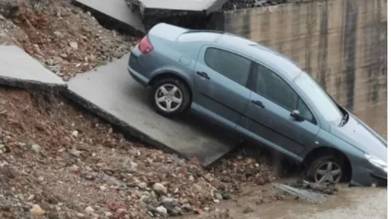 Maltempo in Lombardia – A Brescia strade come fiumi: auto finiscono nel Naviglio