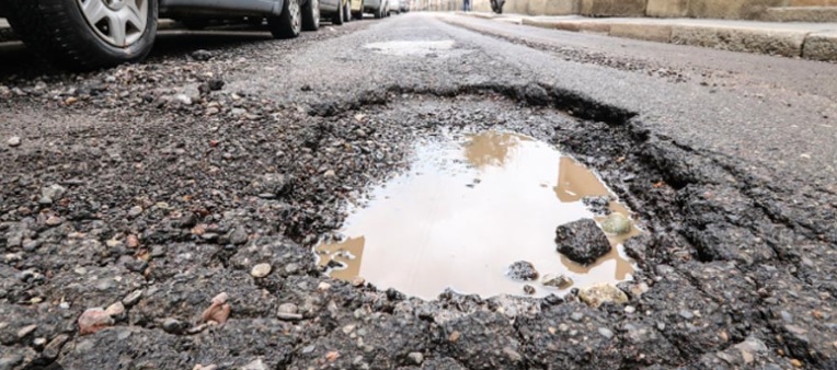 Lombardia – Pensionato decide di riparare una buca in strada: si becca una multa da 800 euro