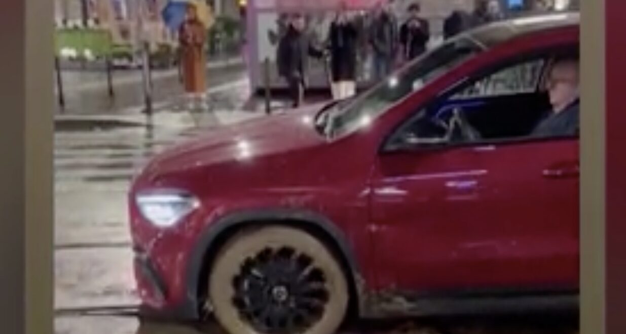 Milano – Massimo Boldi resta incastrato con l’auto nei binari del tram: ‘liberato’ dai passanti.