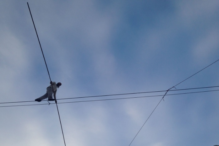 Parla il funambolo dei grattacieli di Milano: “Il rischio c’è, come nella vita di ogni giorno”. Ecco quando vederlo