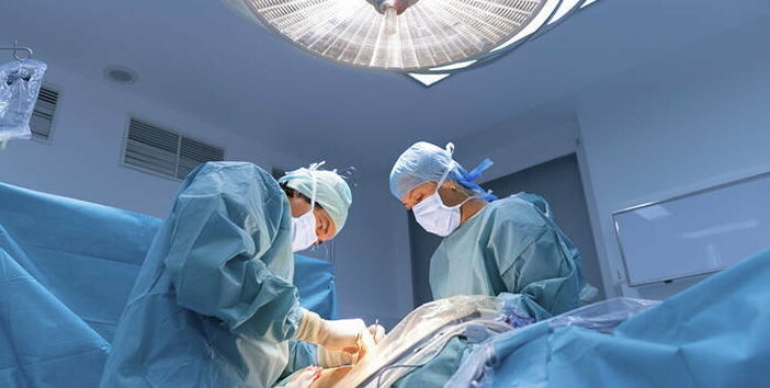 Milano – Genitori No vax negano tampone al figlio, in fin di vita. Indagati per tentato omicidio