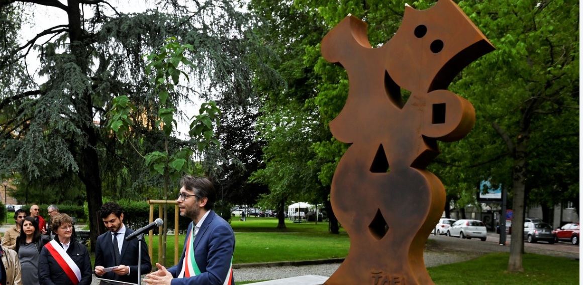 Arte a Milano – Inaugurata in piazza Vesuvio la scultura ‘Il Pedone’: un omaggio al Maestro Bruno Fael