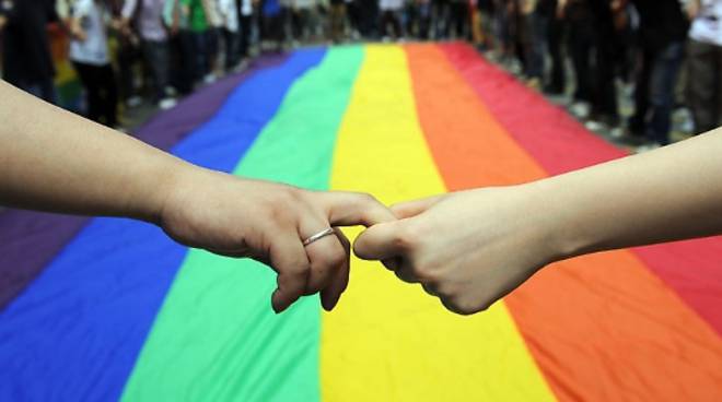 La Lombardia nega il patrocinio al Gay Pride: “Niente arcobaleno sul Pirellone”. E scoppia la polemica