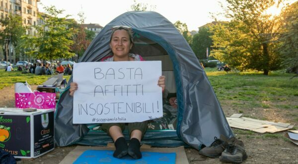 Milano – Studentessa dorme in tenda davanti al Politecnico per gli affitti troppo cari: “Ora basta chiacchiere, fate qualcosa”