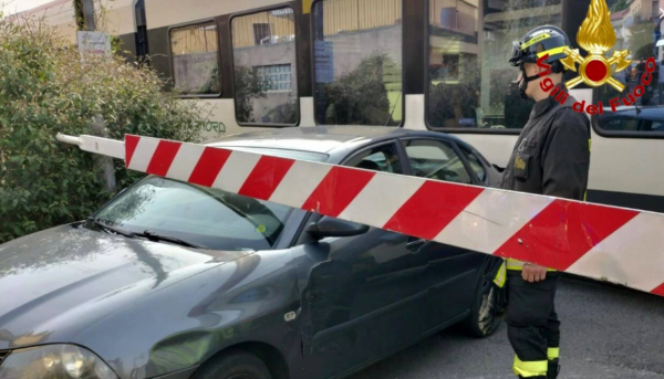 Caos sulla Milano – Varese: auto incastrata nel passaggio a livello, linea in tilt e ritardi di oltre un’ora