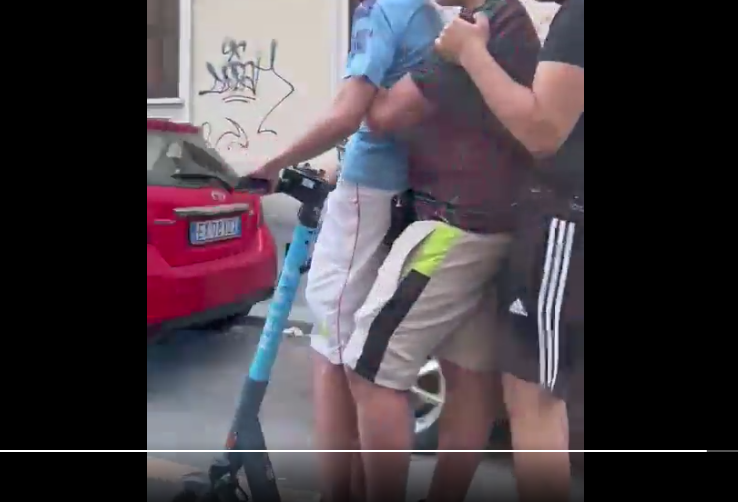 A Milano vanno in 3 sul monopattino: “E’ allucinante”. La denuncia