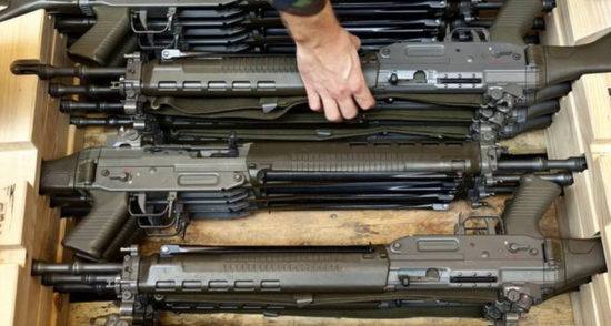 Da Milano vendevano armi da guerra, fucili d’assalto, bombe a mano e caterve di droga. Maxi intervento dei carabinieri: 30 arresti