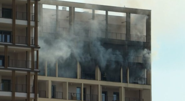 Milano – A fuoco due piani della Trilogy Tower: intervengono 9 squadre di Vigili del Fuoco