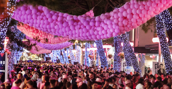 A Milano torna la “Notte Rosa”, l’evento più famoso dell’estate – E la piazza si trasforma in discoteca a cielo aperto